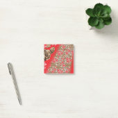 Lebhaftes rotes Gewebe, mit viel Blumen und Post-it Klebezettel (Büro)
