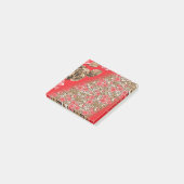 Lebhaftes rotes Gewebe, mit viel Blumen und Post-it Klebezettel (angewinkelt)