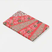 Lebhaftes rotes Gewebe, mit viel Blumen und Post-it Klebezettel (angewinkelt)