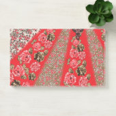 Lebhaftes rotes Gewebe, mit viel Blumen und Post-it Klebezettel (Büro)