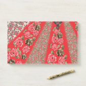 Lebhaftes rotes Gewebe, mit viel Blumen und Post-it Klebezettel (Auf Schreibtisch)