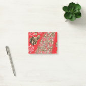 Lebhaftes rotes Gewebe, mit viel Blumen und Post-it Klebezettel (Büro)