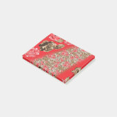 Lebhaftes rotes Gewebe, mit viel Blumen und Post-it Klebezettel (angewinkelt)