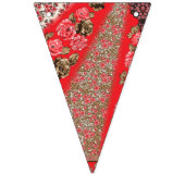 Lebhaftes rotes Gewebe, mit viel Blumen und Wimpelkette (Dritte Fahne)