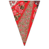 Lebhaftes rotes Gewebe, mit viel Blumen und Wimpelkette (Erste Fahne)