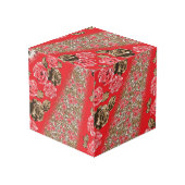 Lebhaftes rotes Gewebe, mit viel Blumen und Würfel (Rückseite Schrägansicht)