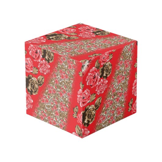 Lebhaftes rotes Gewebe, mit viel Blumen und Würfel (Vorderseite Schrägansicht)