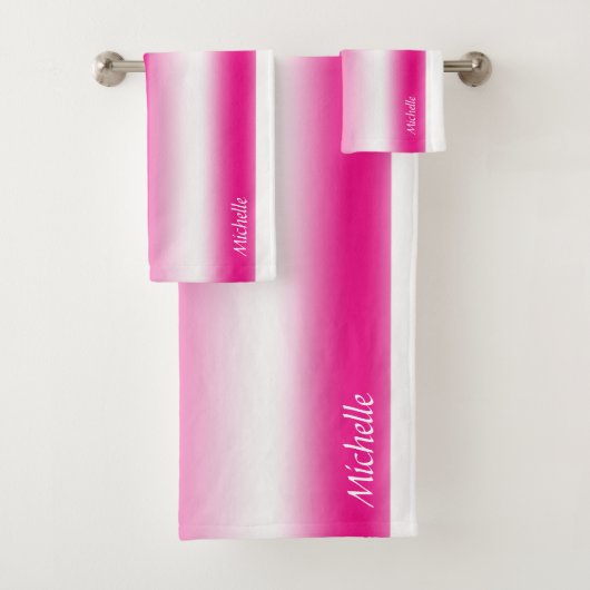 Lebhaftes Set aus Himbeere und weißem Badehandtuch (Insitu)