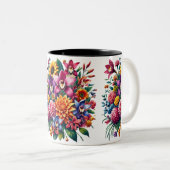 Lebhaftes Zinnias- und Cosmos-Blumendesign Zweifarbige Tasse (VorderseiteRechts)