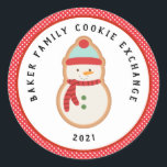 Lebkuchenkoch | Christmas Cookie Exchange Runder Aufkleber<br><div class="desc">Dieser Cookie-Austauschaufkleber verfügt über einen Snowman-Lebkuchen-Cookie auf weißem Hintergrund und einen rot-weißen Polka-Punkt an der Außenseite. Koordiniert mit der Sammlung Weihnachts-Cookie Exchange.</div>