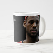 LEBRON JAMES Jumbo-Tasse (Vorderseite Rechts)