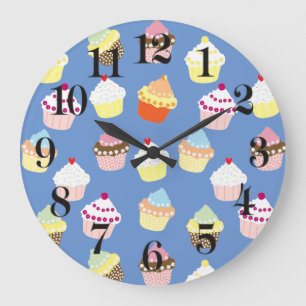 Leckere dekorierte Geburtstagscupcakes Große Wanduhr