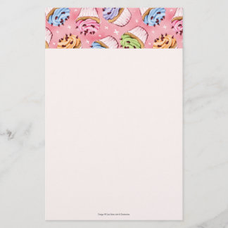 Leckere kleine Kuchen und Kuss-Briefpapier Briefpapier