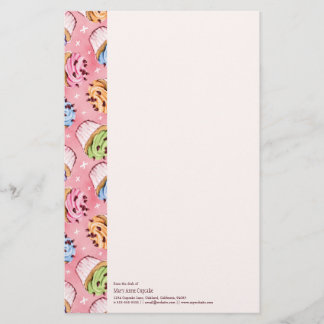 Leckere kleine Kuchen und Kuss-Briefpapier Briefpapier