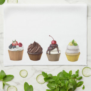 Leckere Muffins mit Sahne und Beeren Geschirrtuch