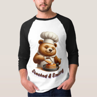 Leckere Pfannkuchen kochender, lächelnder Bär-Koch T-Shirt