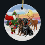 Leckerei für zwei Labradoren (Schokolade   Schwarz Keramik Ornament<br><div class="desc">Der Weihnachtsmann bietet seinen beiden Labrador-Retrievers,  einen Schokolade-Labrador und ein schwarzes Labor,  eine Leckerei,  wie die Elfen den Schlitten vor der großen Nacht laden.</div>