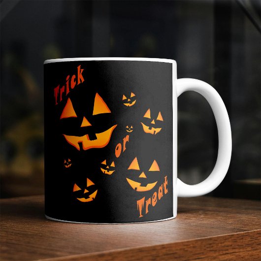 Leckerei oder Trick und Jack-O-Lantern Augen und L Kaffeetasse