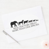 Leckerei von Ärzten (Veterinärmedizinern) mehr als Ovaler Aufkleber (Umschlag)