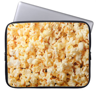 Leckeres Popcorn auf dem ganzen Hintergrund. Essen Laptopschutzhülle