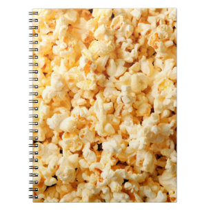 Leckeres Popcorn auf dem ganzen Hintergrund. Essen Notizblock