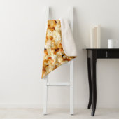 Leckeres Popcorn auf dem ganzen Hintergrund. Essen Sherpadecke (Beispiel)