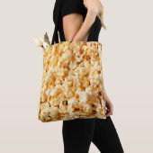 Leckeres Popcorn auf dem ganzen Hintergrund. Essen Tasche (Von Nahem)