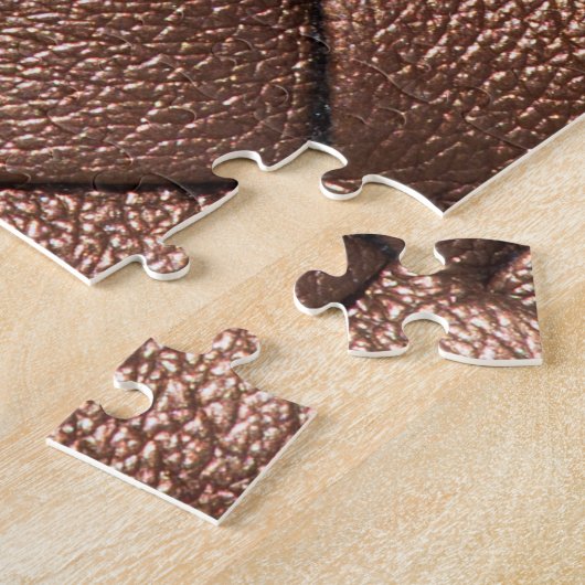 Leder aus Holz, Bronzefarben. Puzzle (Seite)