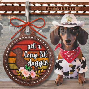 Leder bekommt eine kleine Doggie Western Dackel Haustiermarke