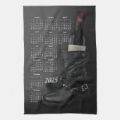 Lederstiefel & Weinflasche 2025 Kalender Geschirrtuch (Vertikal)
