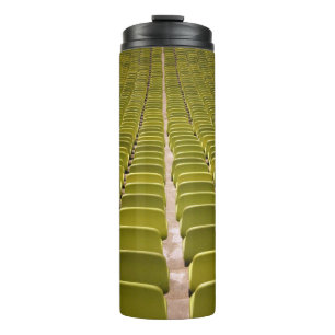 Leer gelber Stuhlplatz Thermosbecher