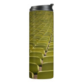 Leer gelber Stuhlplatz Thermosbecher (Nach links gedreht)