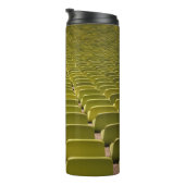 Leer gelber Stuhlplatz Thermosbecher (Nach rechts gedreht)