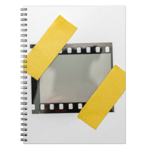 Leere 35mm Filmrahmen, gelbe Streifen. Notizblock