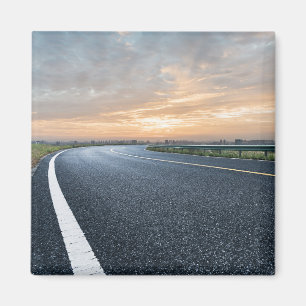 Leere Asphalt-Straße gegen Sonnenuntergang-Himmel Magnet