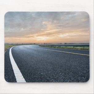 Leere Asphalt-Straße gegen Sonnenuntergang-Himmel Mousepad