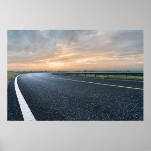 Leere Asphalt-Straße gegen Sonnenuntergang-Himmel Poster