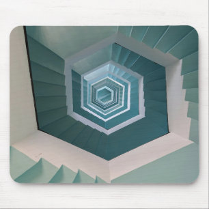 Leere graue und weiße Betonspiraltreppe Mousepad