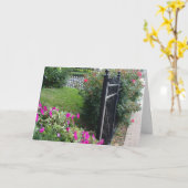 Leere Karte mit Garten und Tor. (Gelbe Blume)