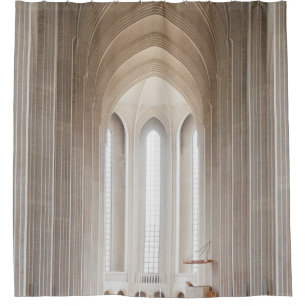 LEERE KATHEDRALE INNERHALB DUSCHVORHANG
