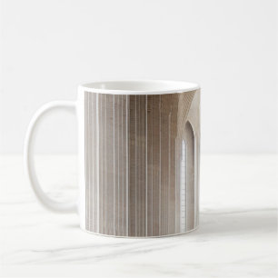 LEERE KATHEDRALE INNERHALB KAFFEETASSE
