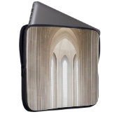 LEERE KATHEDRALE INNERHALB LAPTOPSCHUTZHÜLLE (Vorne Rechts)