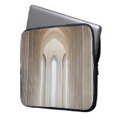 LEERE KATHEDRALE INNERHALB LAPTOPSCHUTZHÜLLE (Vorderseite Links)