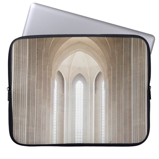 LEERE KATHEDRALE INNERHALB LAPTOPSCHUTZHÜLLE (Vorderseite)
