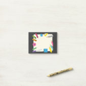 Leere Leinwand mit farbenfroher Schreibwarengrenze Post-it Klebezettel (Auf Schreibtisch)