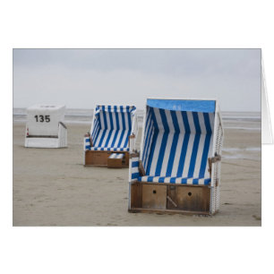 Leere Liegestühle am Strand