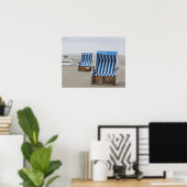 Leere Liegestühle am Strand Poster (Heimbüro)