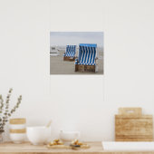 Leere Liegestühle am Strand Poster (Küche)