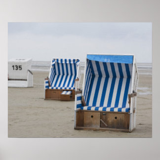 Leere Liegestühle am Strand Poster