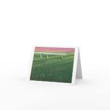 Leere Metallbank auf dem Sportplatz